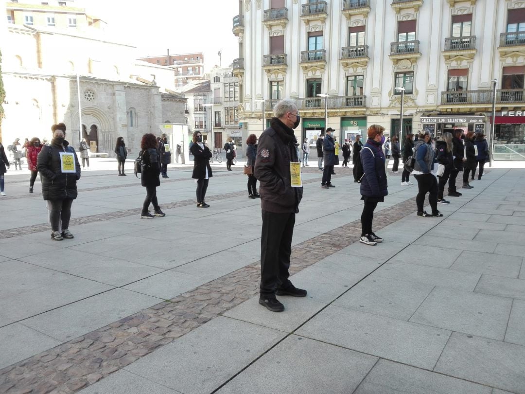 Momento de la protesta de las peluquerias en la Plaza de la Constitución de Zamora 