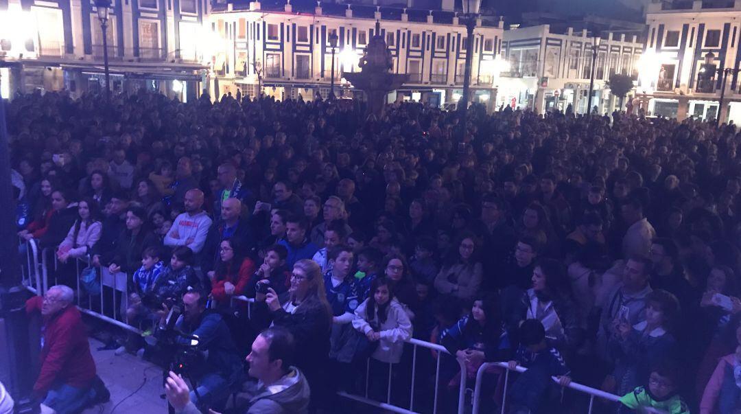 Cerca de 5.000 personas recibieron, con honores, al conjunto azulón tras lograr proclamarse subcampeón de la Copa de España, tras la derrota 3-4 frente al Barça