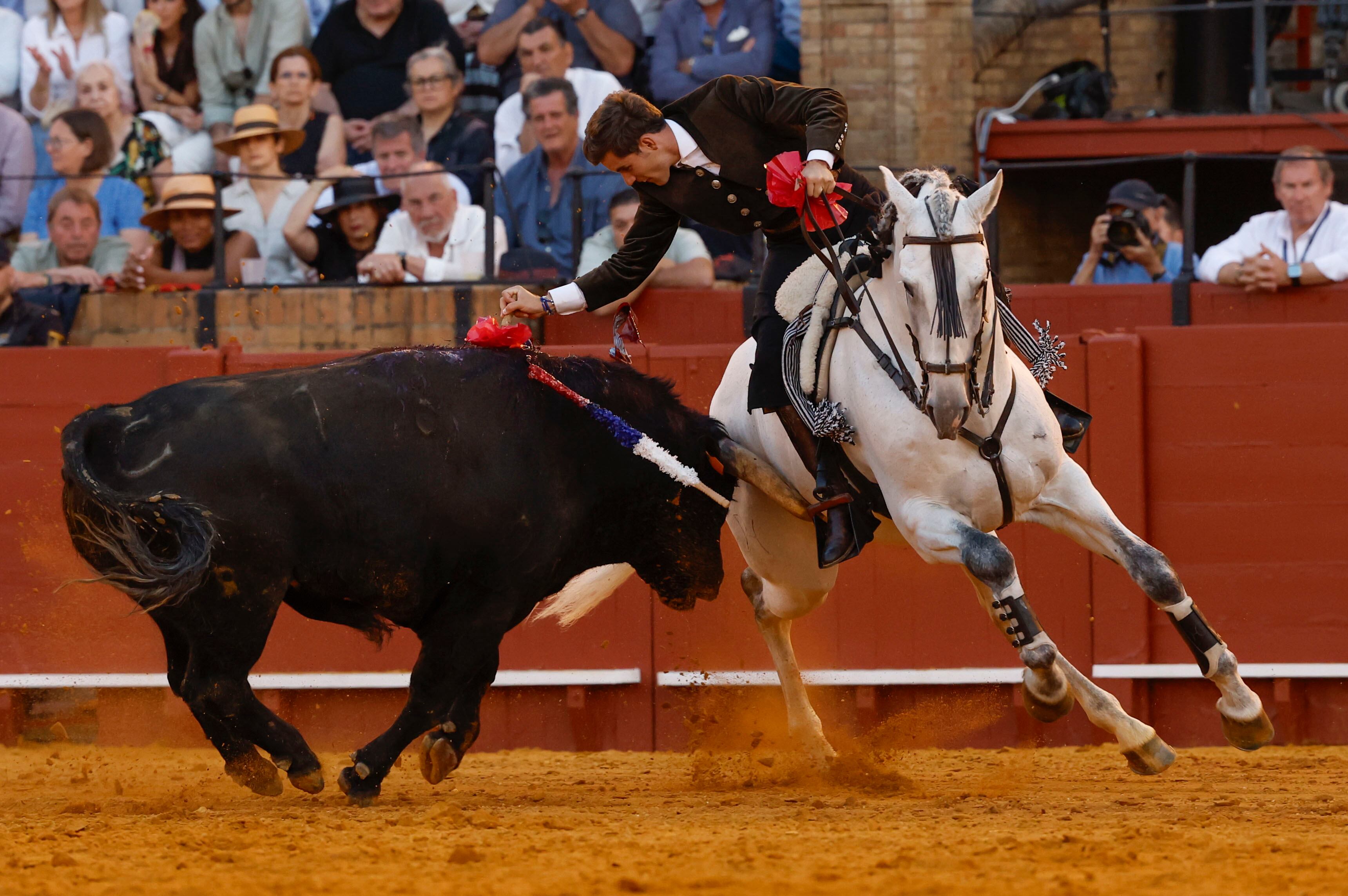 SEVILLA, 19/04/2026.- El rejoneador Guillermo Hermoso de Mendoza durante la corrida de rejones que se celebra este domingo en la plaza de toros de La Maestranza, en Sevilla. EFE / Julio Muñoz.
