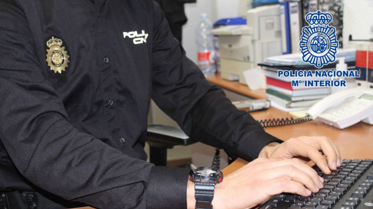 Detenida por estafa una mujer que realizaba pagos con las tarjetas de crédito de compañeros de trabajo