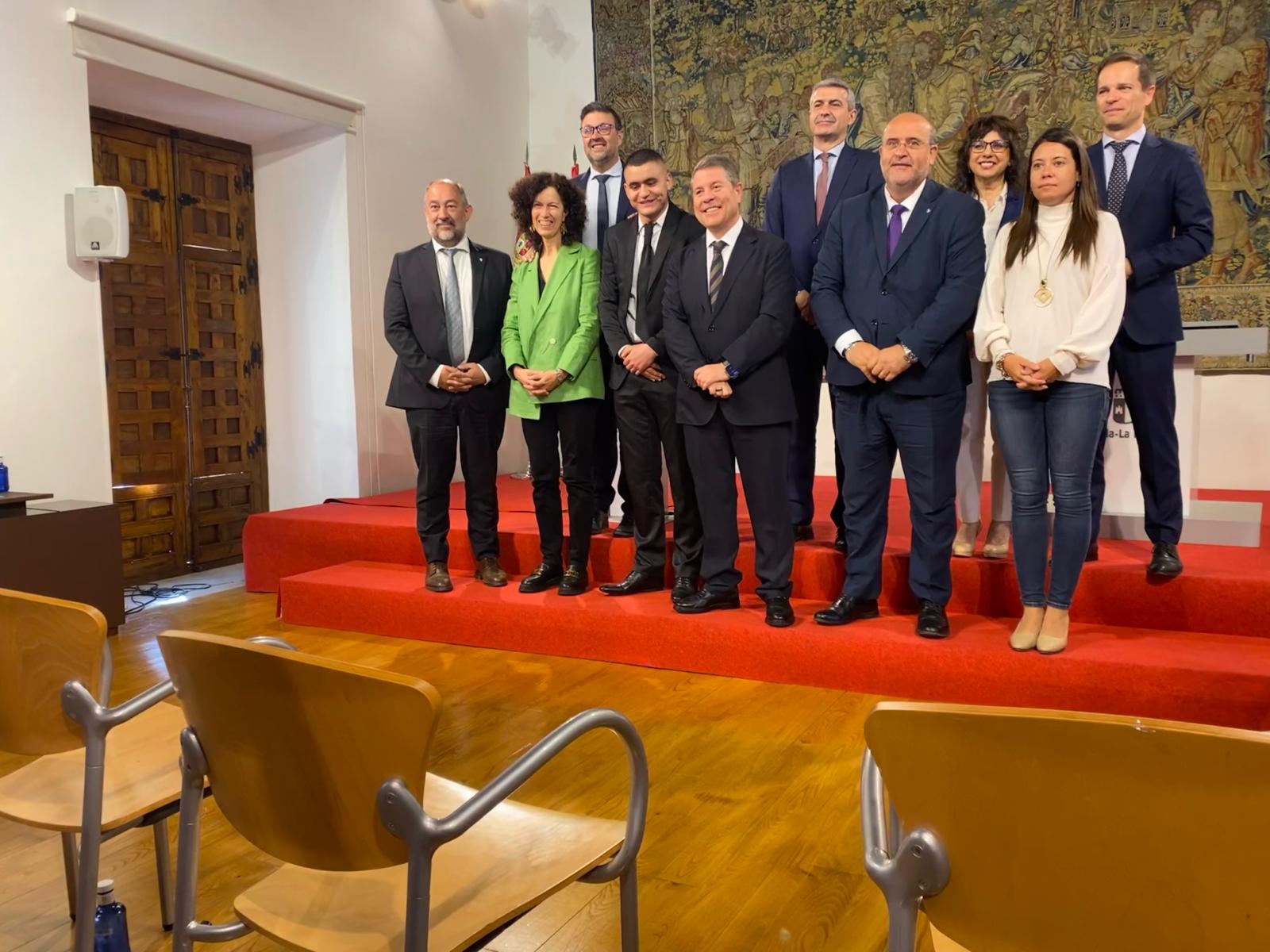 Foto de familia de la firma del convenio