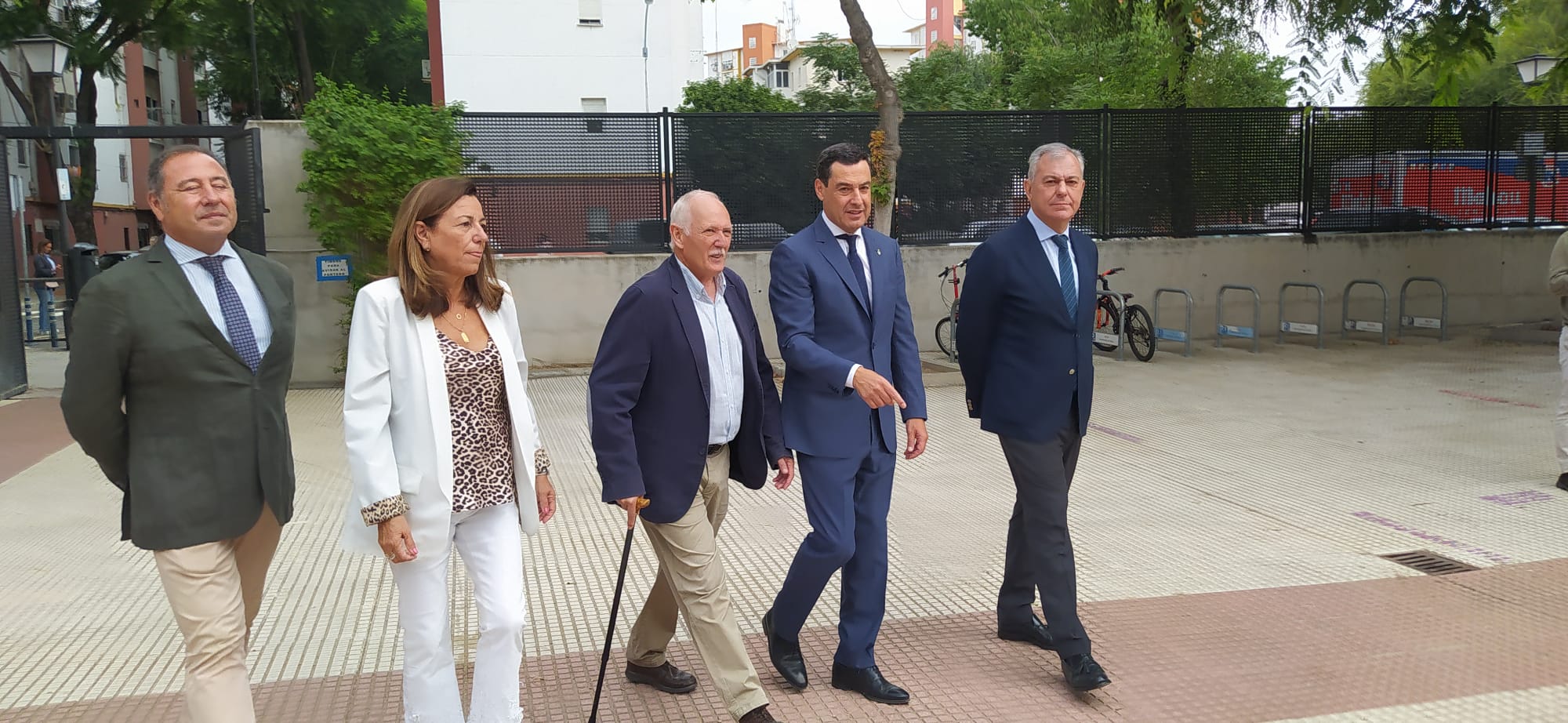 Rafael Aranda, director del CEIP Juan Ramón Jiménez recibe al presidente de la Junta, al alcalde de Sevilla y a la consejera de Desarrollo Educativo