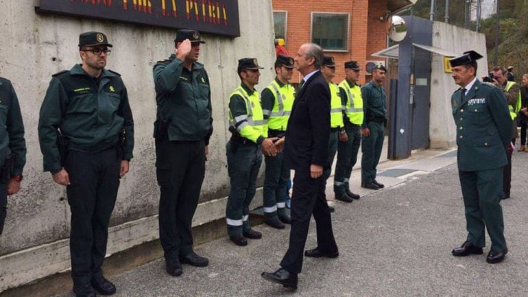 El director general de la Guardia Civil visita la casa cuartel de Alsasua. 