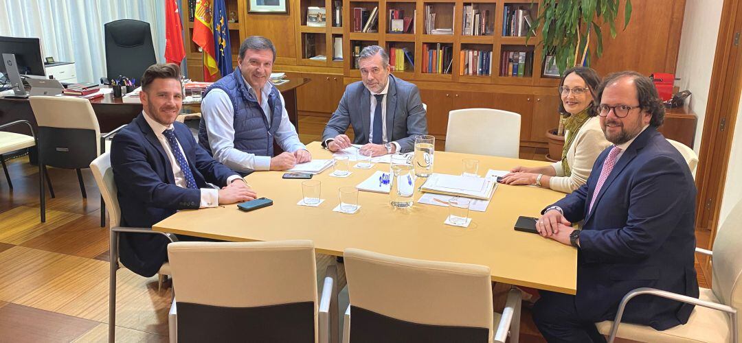 El alcalde de Humanes con los responsables regionales de Interior