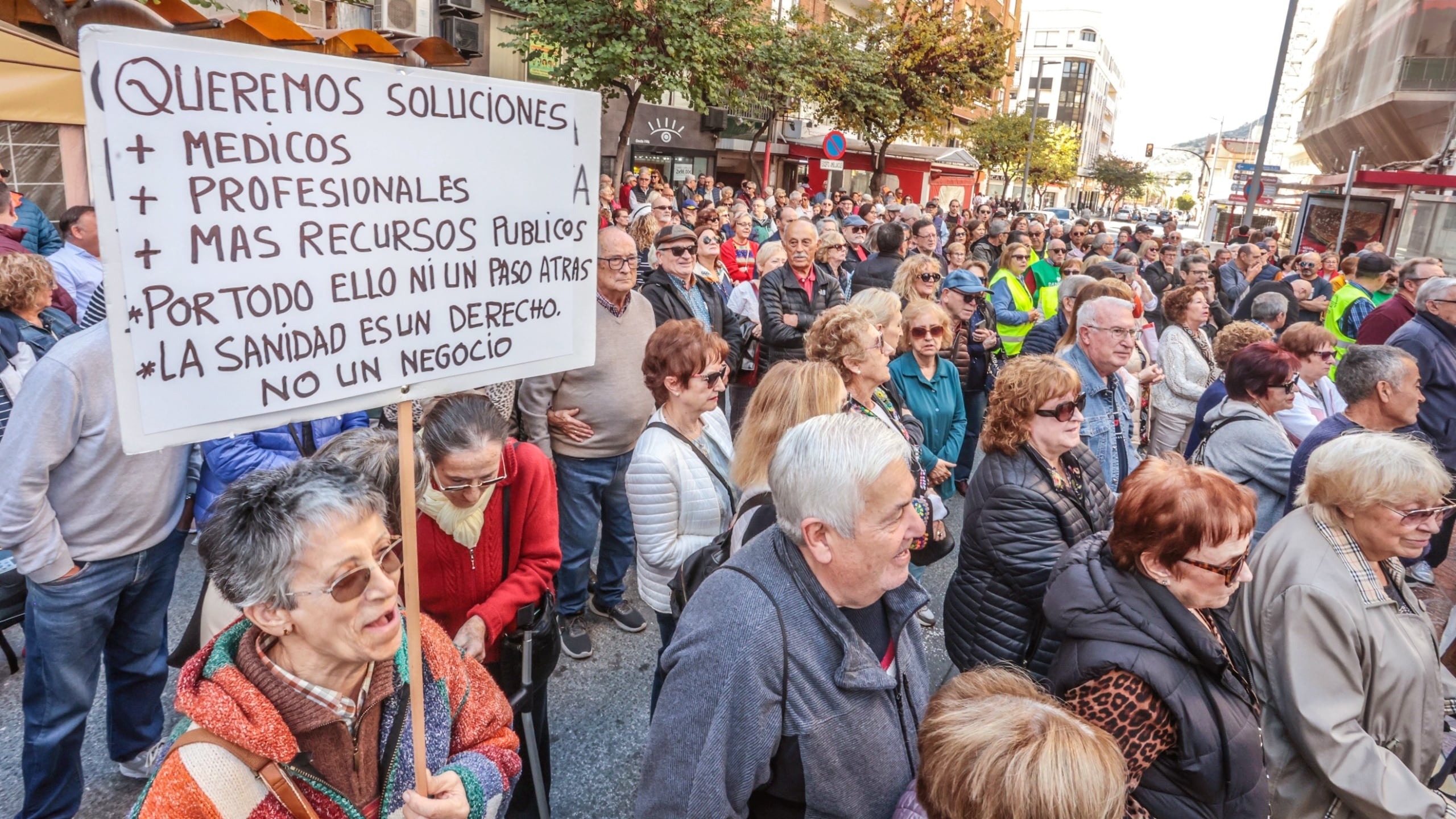 Los eldenses han salido a las calles reclamando una salud pública digna y de calidad.