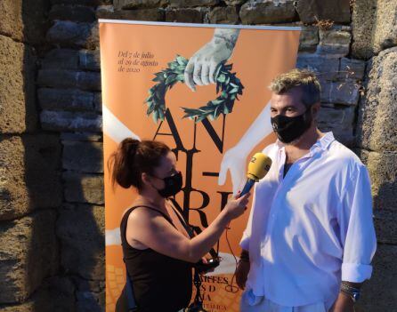 Gloria Masallá y José Lucas, director de Anfitrión.