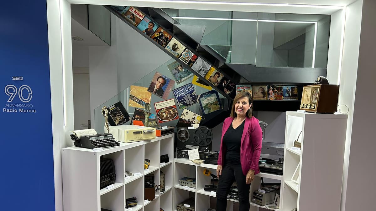 La periodista Mª José Alarcón visita Radio Murcia con motivo del 90 aniversario