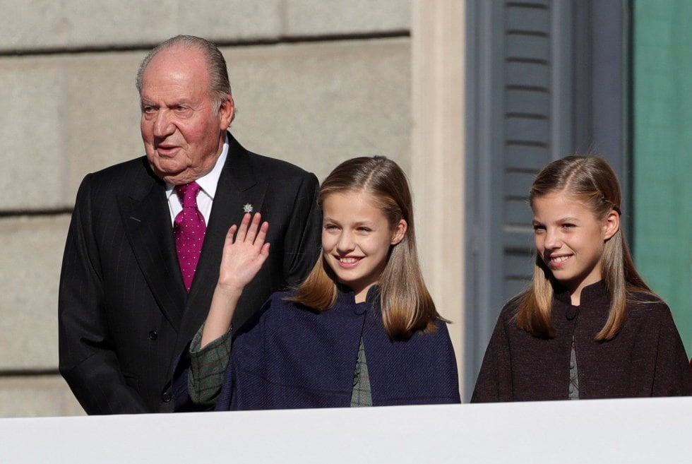 La Princesa Leonor y la infanta Sofía y el rey emérito Juan Carlos, a su llegada al acto solemne conmemorativo del 40 aniversario de la Constitución.