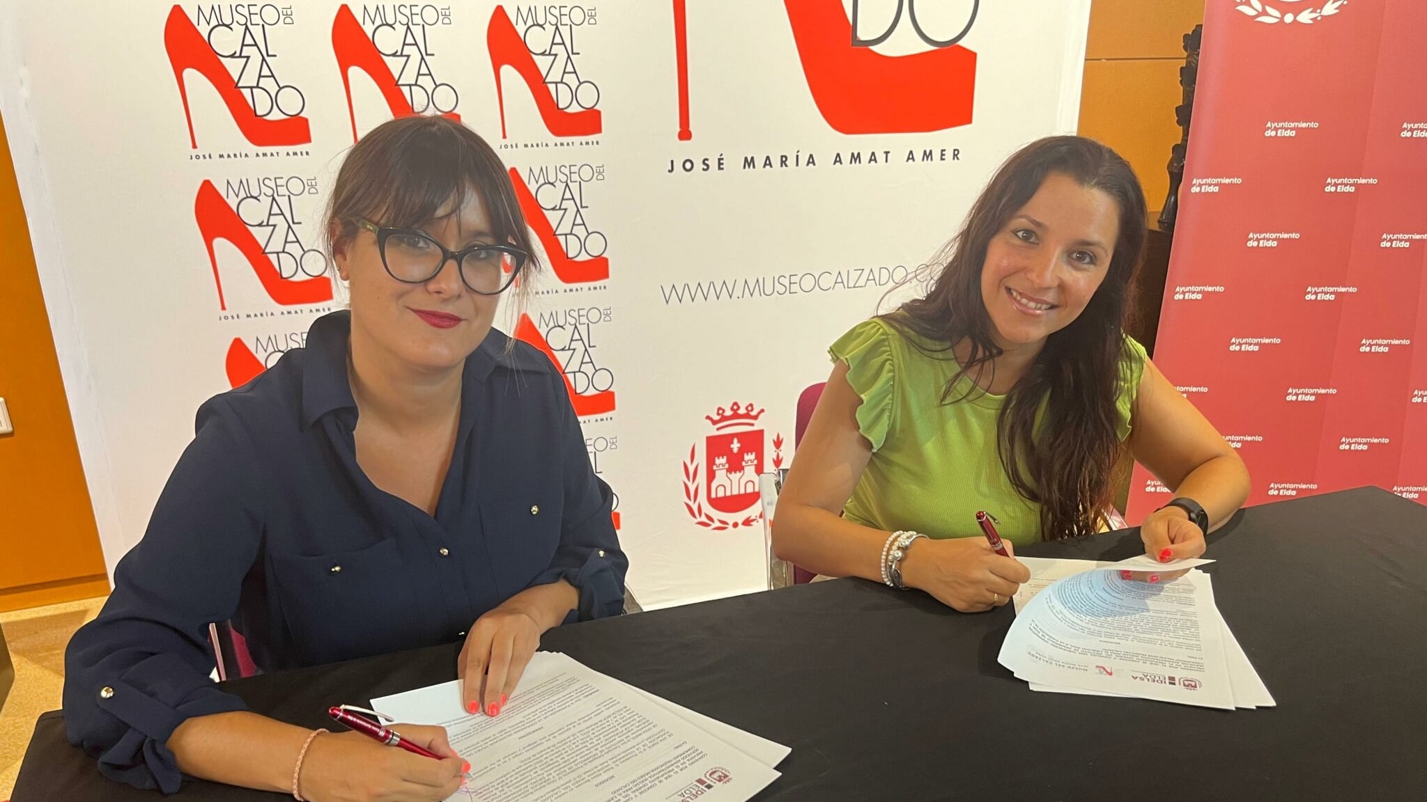 Andrea Paños, directora del Museo del Calzado de Elda junto a Elizabeth Belda, concejala de Industria de Elda