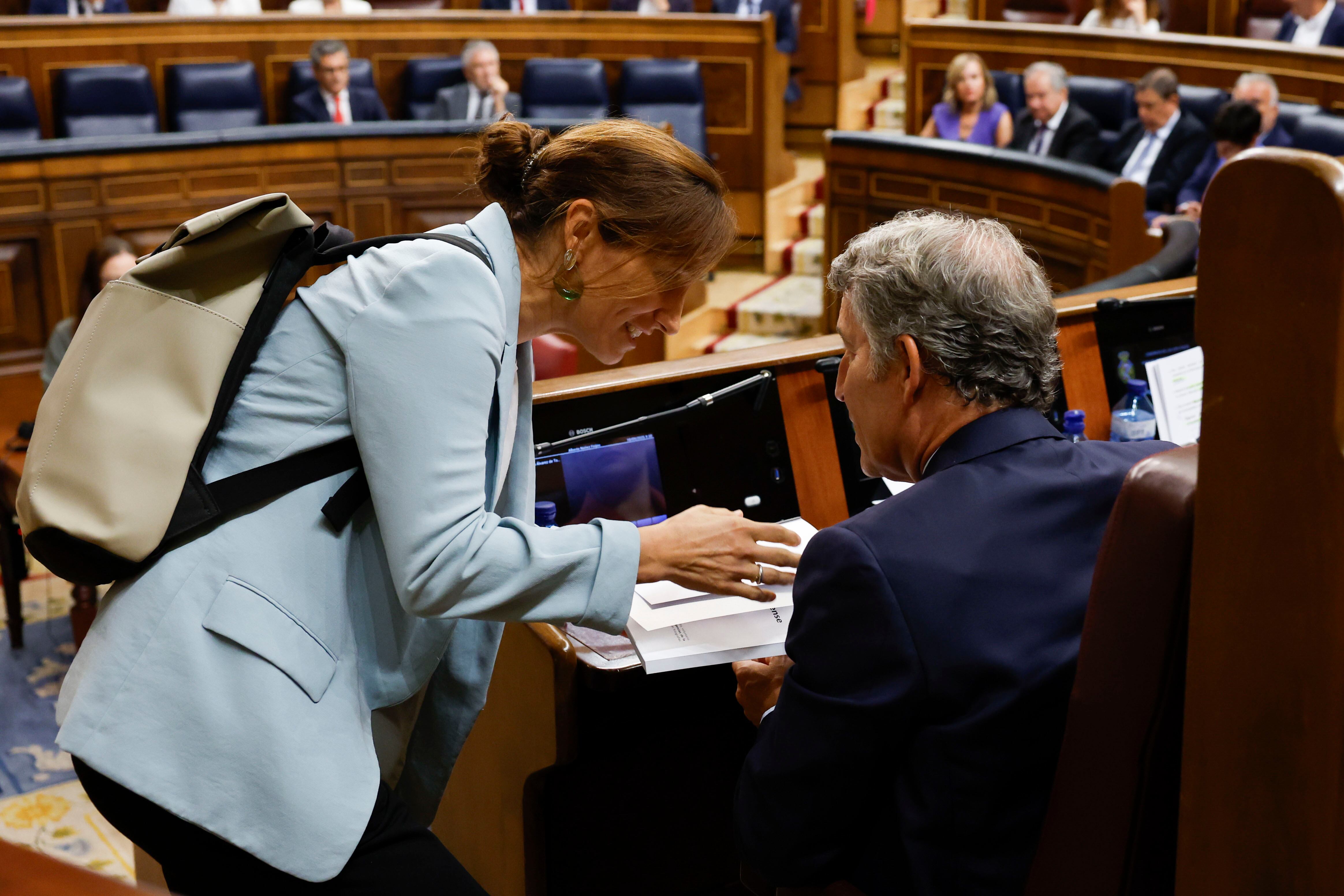 La ministra de Sanidad, Mónica García, conversa con el líder del Partido Popular (PP), Alberto Núñez-Feijóo, al que le ha entregado el informe de un médico sobre "el horror" en Gaza.