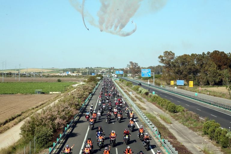 El convoy motero llegando a Jerez y la patrulla Águila un año más participando en el acto   