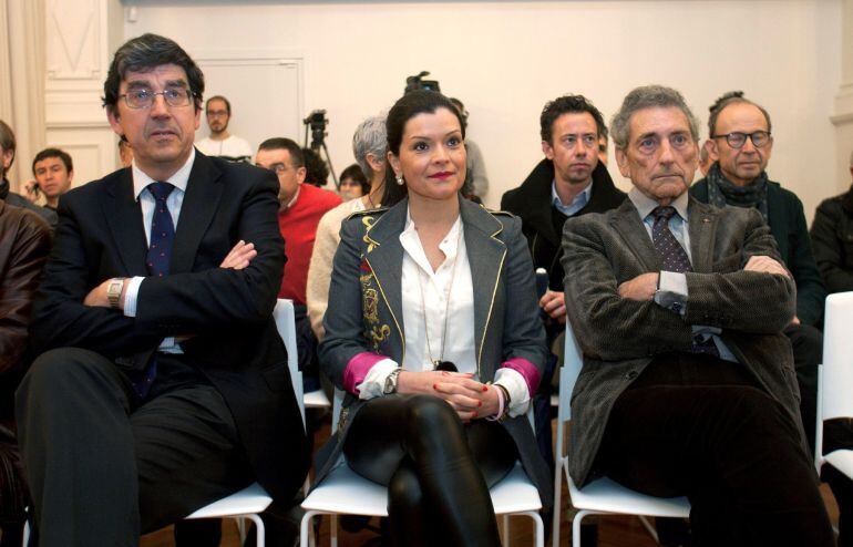 El presidente del Celta, Carlos Mouriño (derecha), durante la presentación de las tres propuestas arquitectónicas para la nueva Ciudad Deportiva del Celta que pretenden levantar en Mos (Pontevedra)