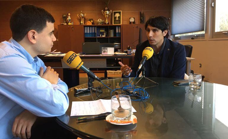 El director deportivo del Alavés, Sergio Fernández, durante la entrevista concedida a la Cadena SER en su despacho de Mendizorroza.