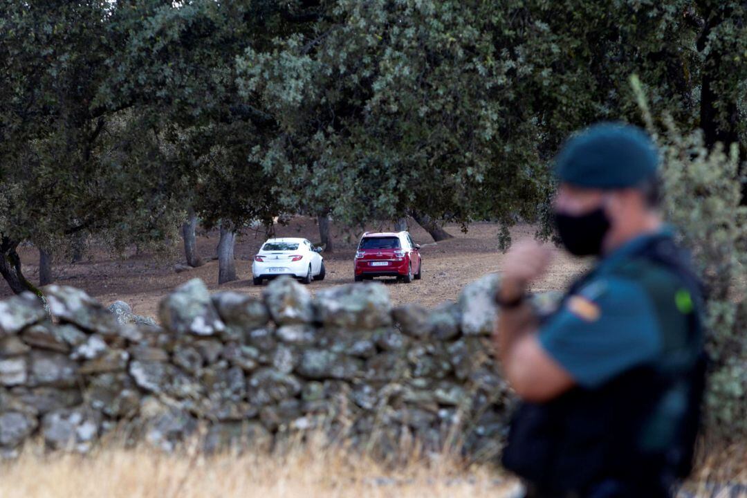  Efectivos de la Guardia Civil y el detenido como presunto autor confeso de la muerte de Manuela Chavero se encuentran en esta finca de la propiedad de este último, en el término municipal de Monesterio, donde presuntamente se deshizo del cadáver de la mujer.