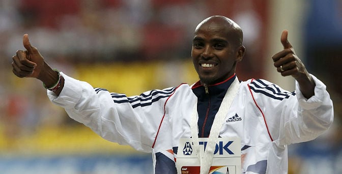 Mo Farah posa con su medalla de oro