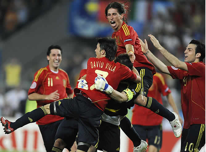 Los jugadores españoles celebran el triunfo histórico de esta selección y el pase a &#039;semis&#039;