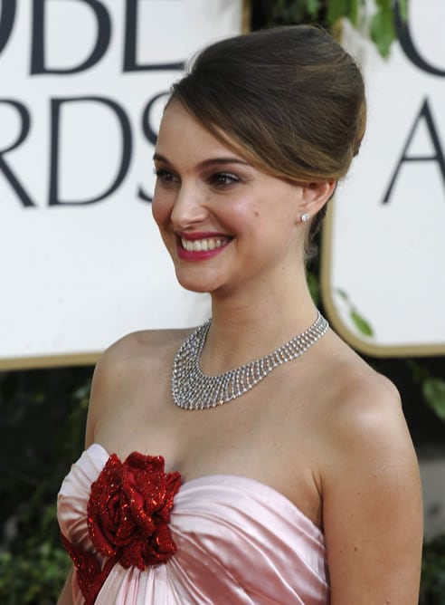 La actriz Natalie Portman posa hoy, domingo 16 de enero de 2011, a su llegada a la 68 entrega de los Globos de Oro