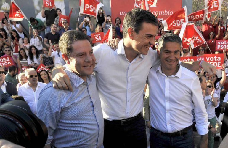 Manuel González Ramos con Pedro Sánchez y Emiliano García-Page en un mitin celebrado el 22 de junio de 2016 durante la campaña de las pasadas elecciones generales