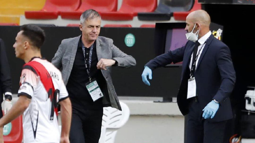 Lucas Alcaraz saluda a Paco Jémez en Vallecas