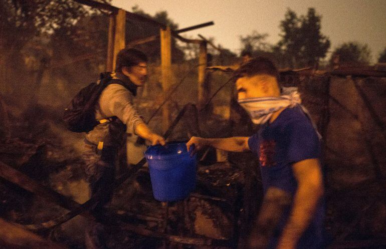 Cadenas humanas trasportando agua, gallegos ayudando a gallegos a proteger Galicia