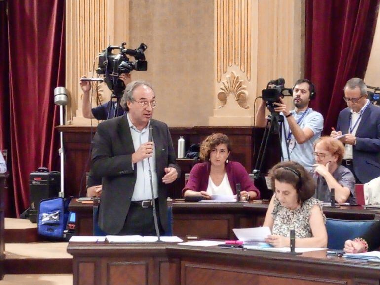 El conseller de Educación, Martí March, en el Parlament balear.