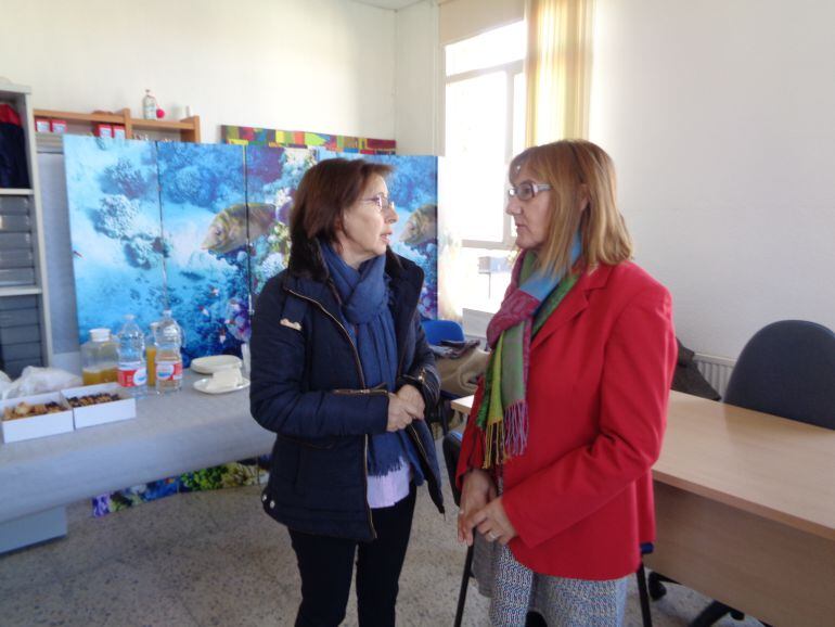 Carmen Miravalles, alcaldesa de Roa (izq) y Elena Briongos, presidenta de Salud Mental Aranda