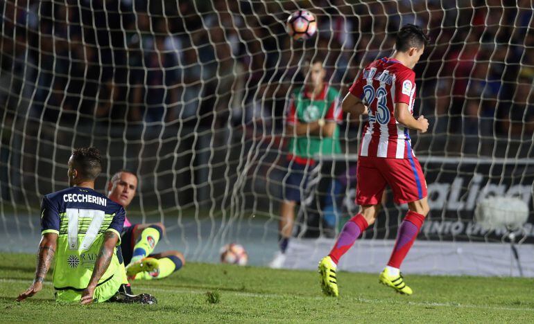 Nico Gaitan marca para el Atlético ante el Crotone.