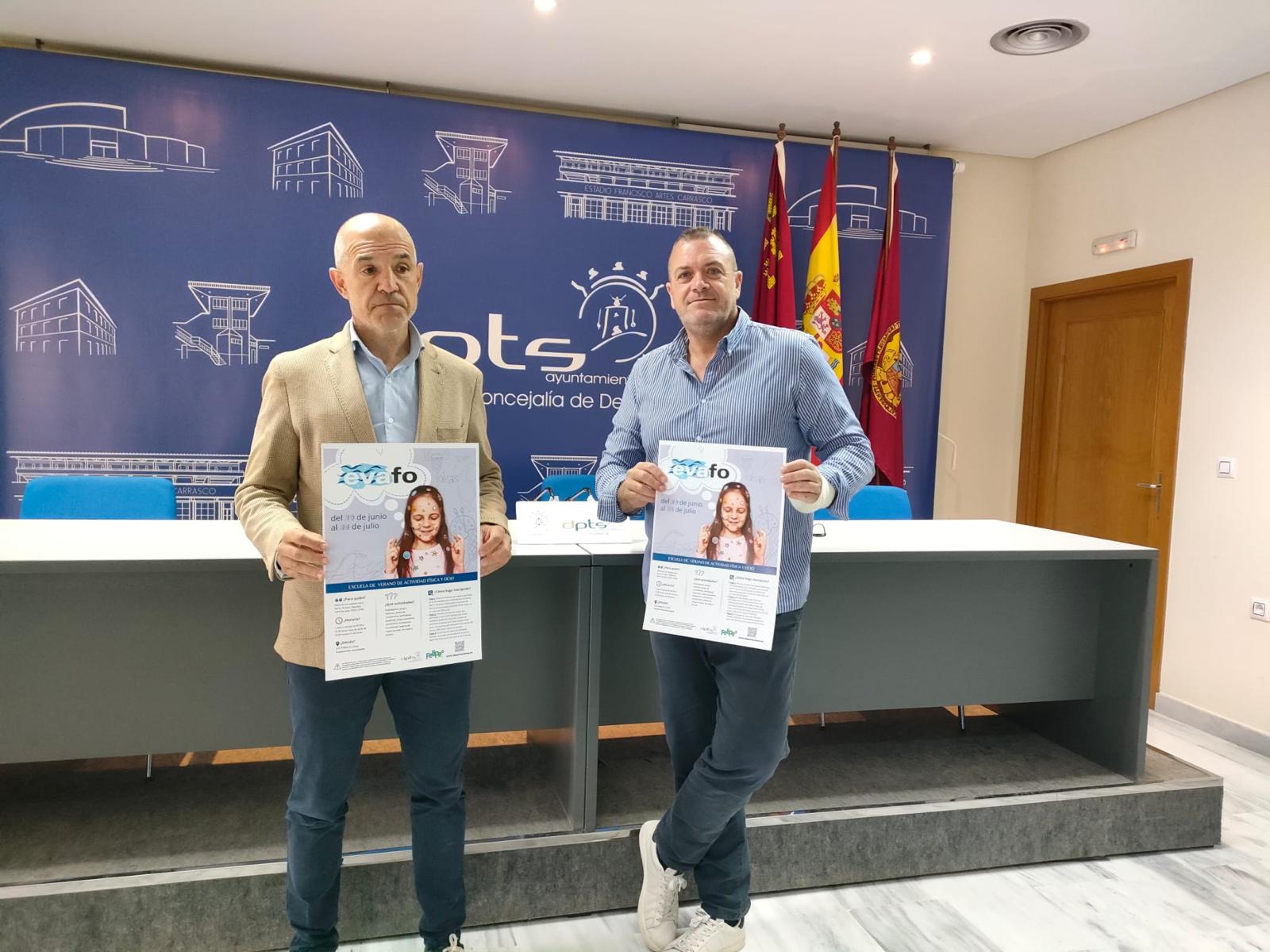 José Luis Lozano, jefe de sección en la Concejalía de Deportes y Juan Miguel Bayonas, concejal de Deportes de Lorca muestran el cartel de la EVAFO