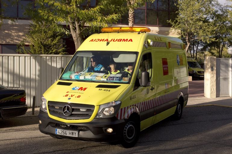 DVD 694  Madrid, 08-10-14.-Ambulancias en una nave de la calle Rio Tajo en el poligono Andalucia de Getafe. Foto: Julian Rojas.