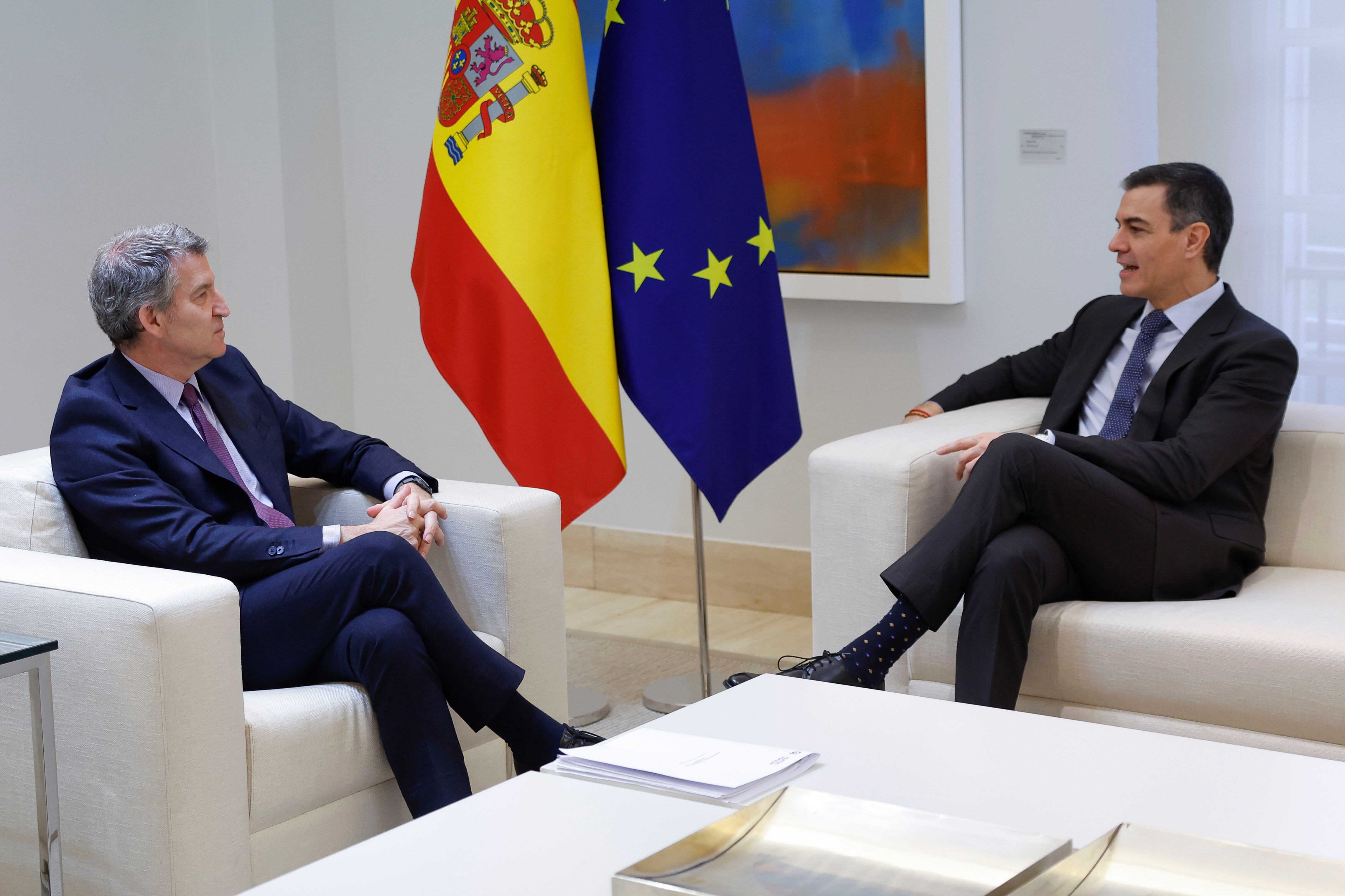 Pedro Sánchez recibe al líder del PP, Alberto Núñez Feijóo, en el Palacio de la Moncloa