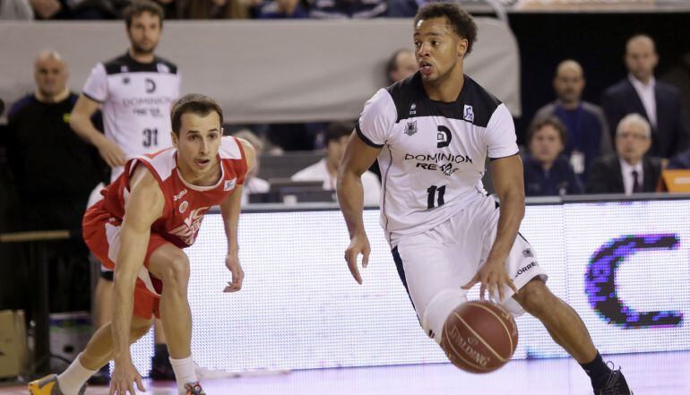 El base del Dominion Bilbao Basket Clevin Hannah (d) es defendido por el base del ICL Manresa Alex Hernández (d) durante el partido correspondiente a la decimosexta jornada de la Liga Endesa que se disputa en el pabellón Nou Congost de Manresa