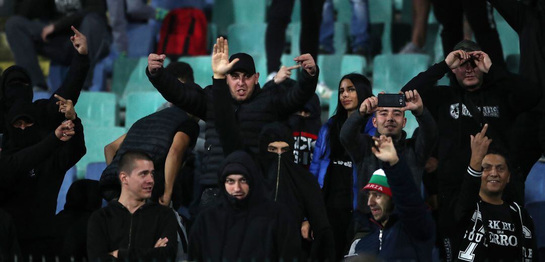 Aficionados de Bulgaria durante el partido de clasificación de la Eurocopa ante Inglaterra.