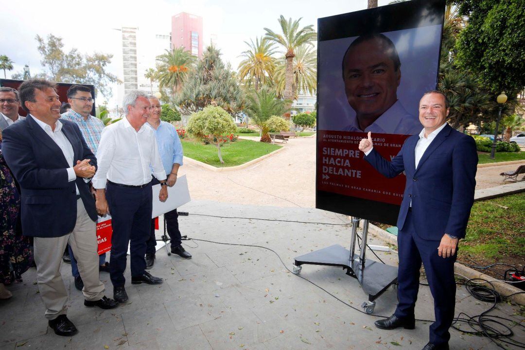 El alcalde de Las Palmas de Gran Canaria (derecha) Augusto Hidalgo, y el candidato del PSOE al Cabildo, Luis Ibarra (izquierda).