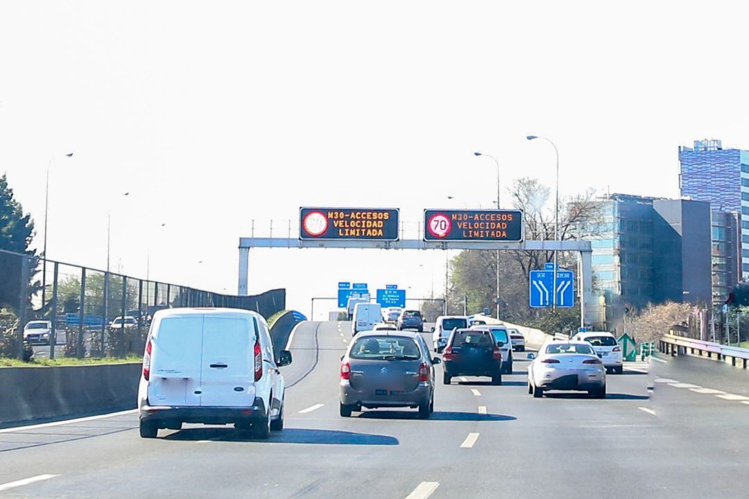 Imagen de la carretera M30 en Madrid con luminosos indicando limitaciones de velocidad.