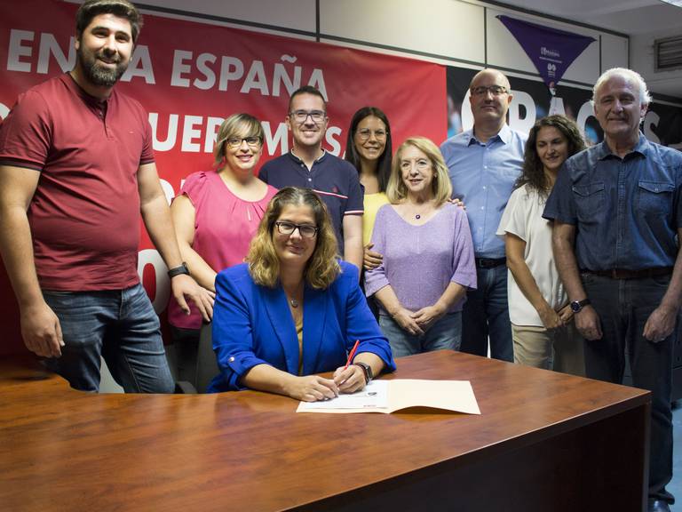 Noelia Posse firmando la documentación relativa a la candidatura para su reelección como alcaldesa en 2023 (foto de archivo) / PSOE Móstoles