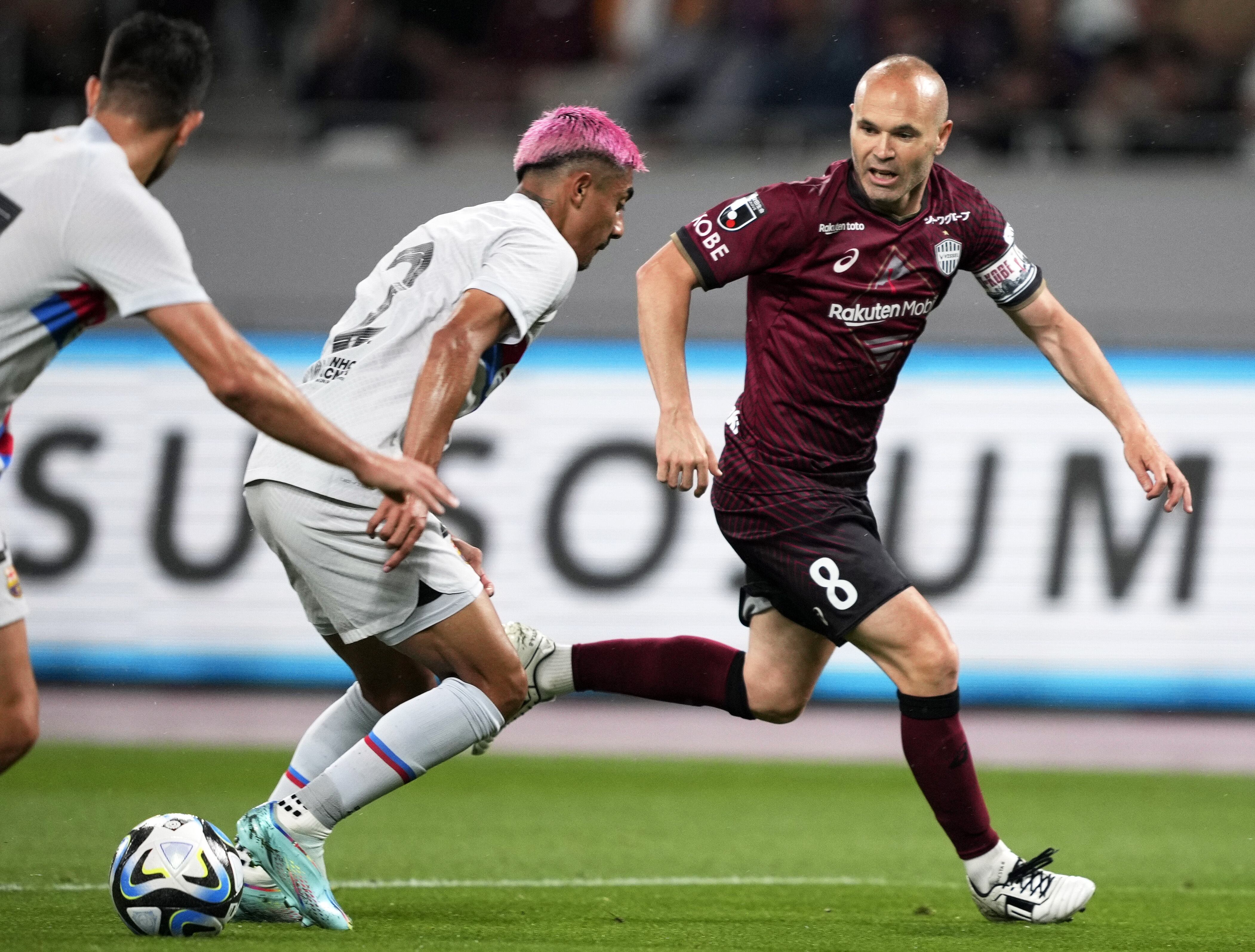 Los jugadores Andrés Iniesta y Julián Araújo durante el amistoso disputado en Tokio entre el Vissel Kobe y el FC Barcelona.