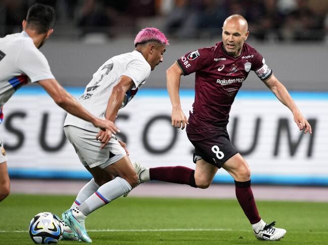 Los jugadores Andrés Iniesta y Julián Araújo durante el amistoso disputado en Tokio entre el Vissel Kobe y el FC Barcelona.