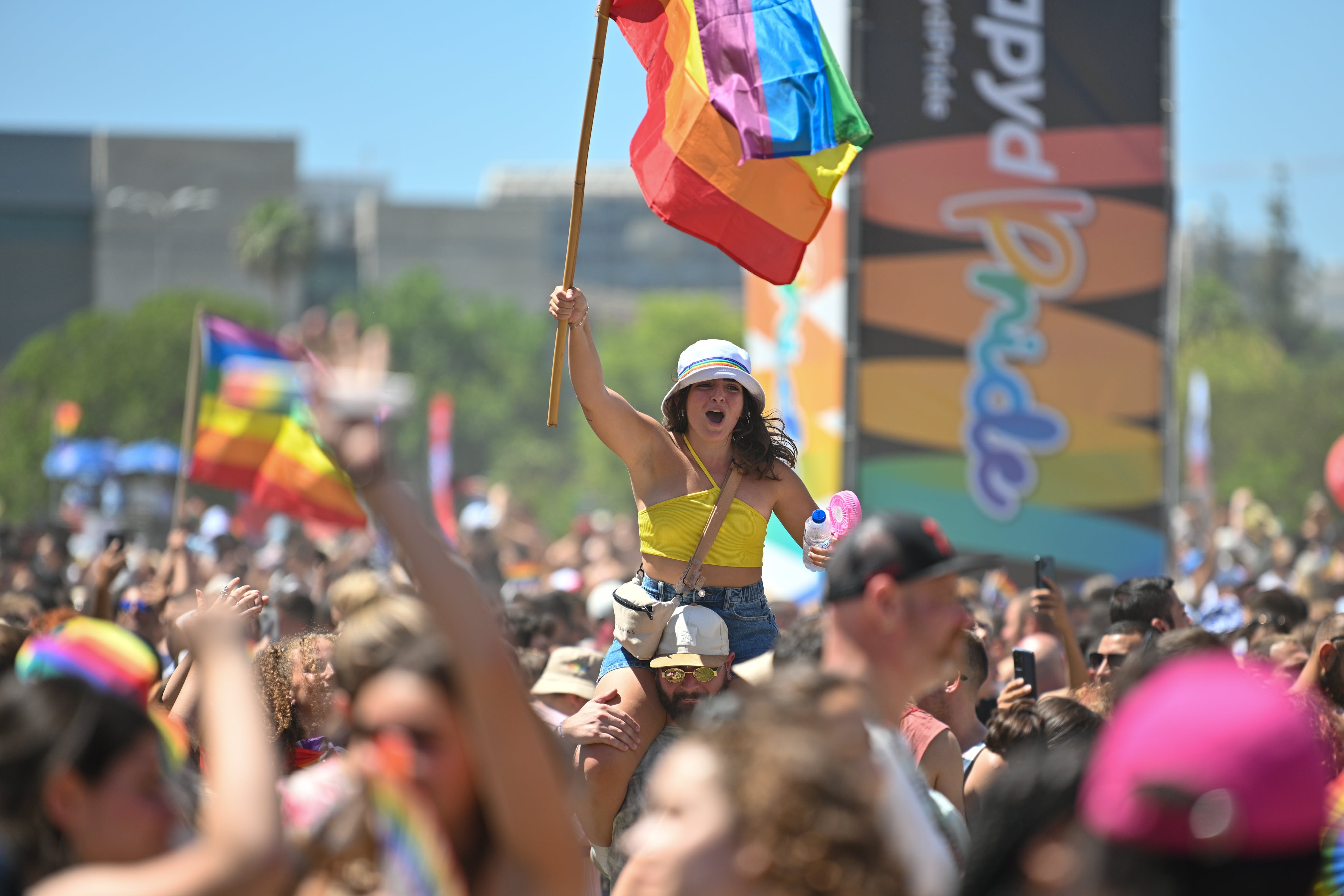 Una mujer con la bandera LGTBI en el Orgullo de Tel Aviv (Israel)