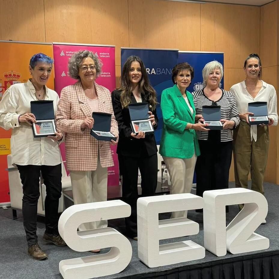 Foto de família de les dones homenatjades a la sisena edició de &quot;Amb Veu de Dona&quot;.