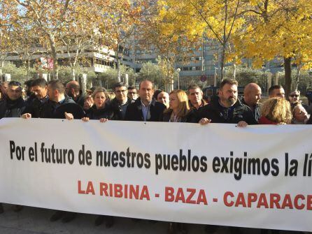 El alcalde de Pozo Alcón, Iván Cruz en el centro de una de las concentraciones en Madrid para reivindicar la linea eléctrica