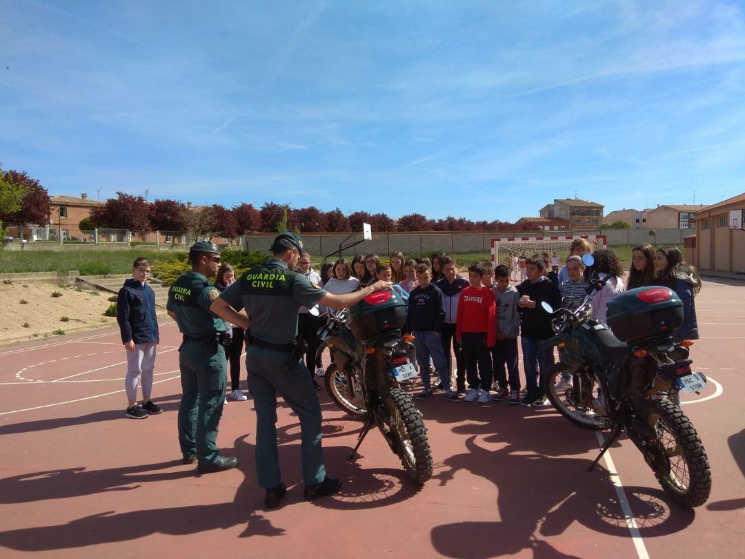 Las motocicletas y vehículos de la Guardia Civil han despertado el interés de los estudiantes raudenses