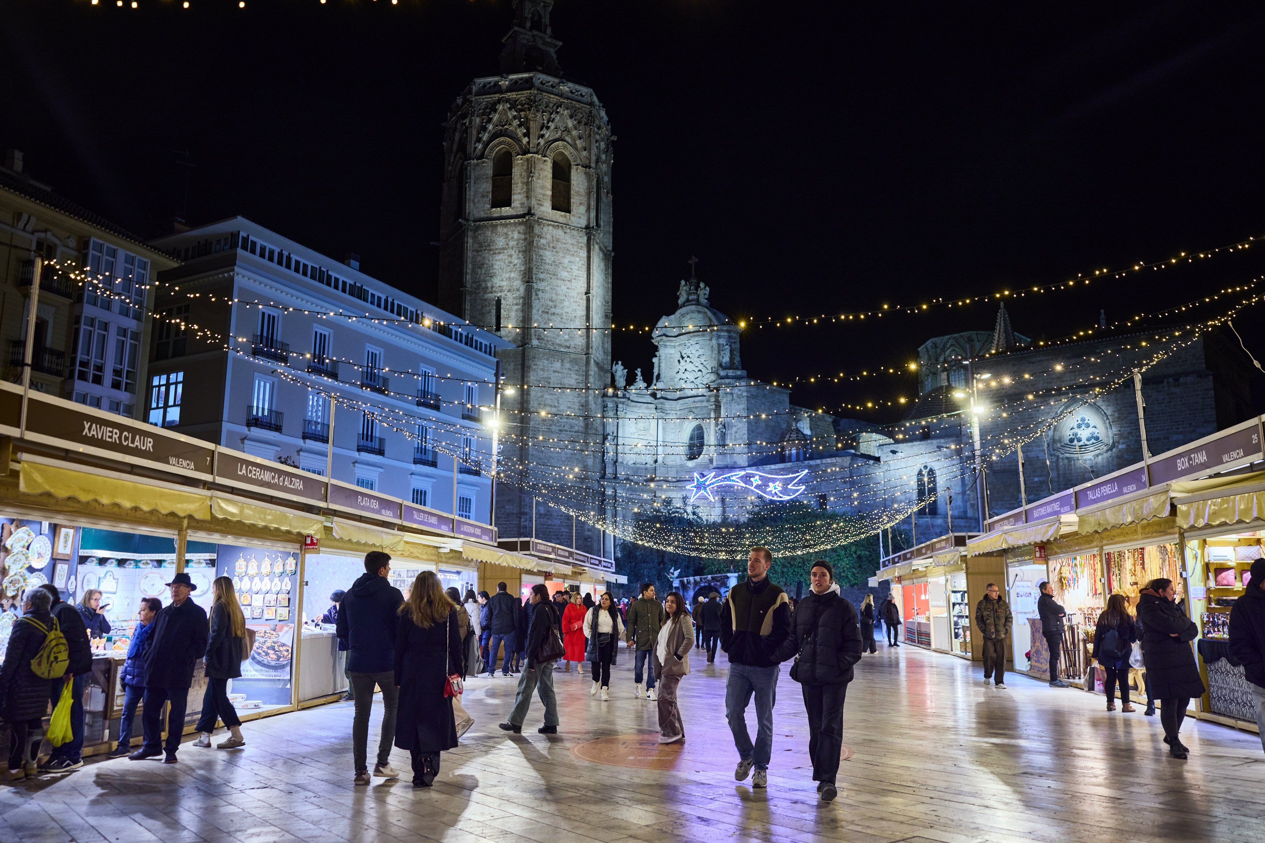 Mercado navideño en la Plaza de la Reina de València