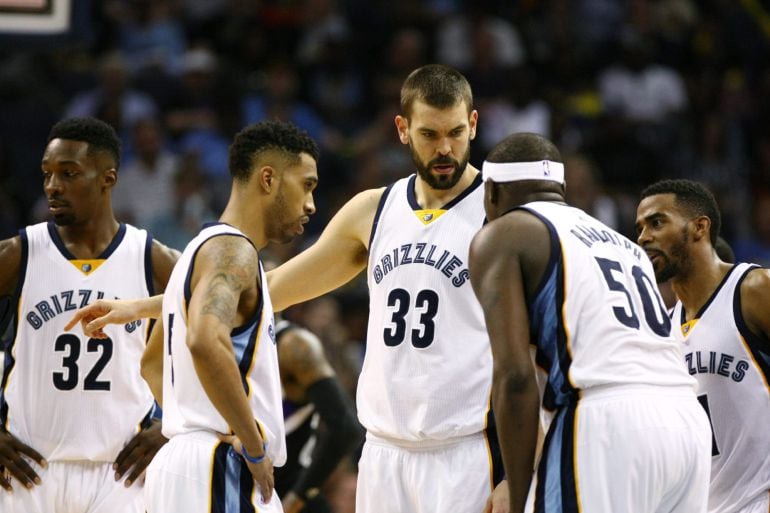 Jeff Green, Courtney Lee, Marc Gasol, Zach Randolph y Mike Conleyhablan en el juego ante los Sacramento Kings 