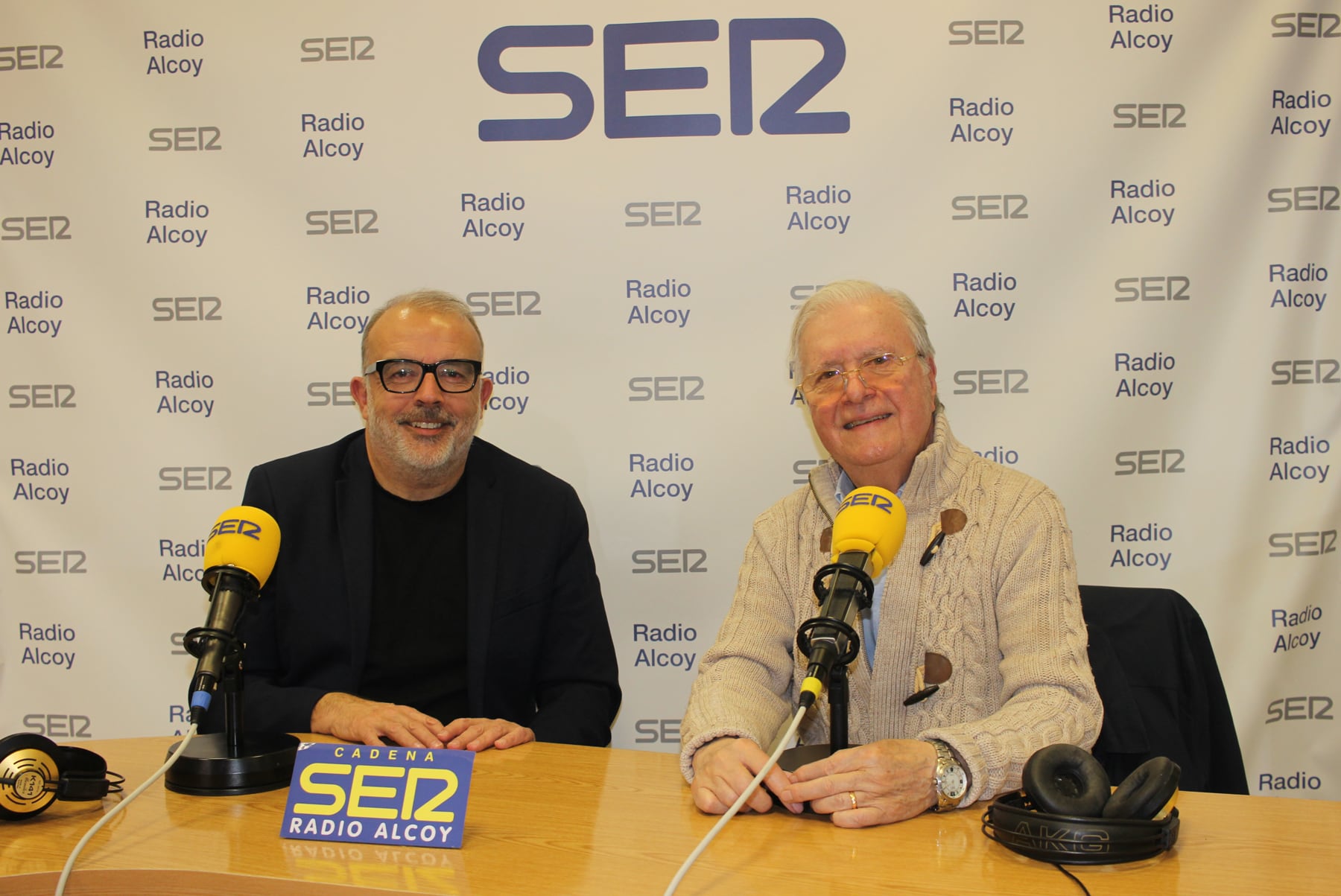 Jordi Martínez y Paco Aznar, en el estudio central de Radio Alcoy