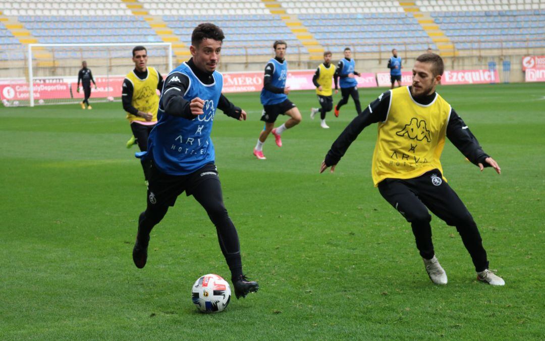 Pipo, en un lance con Toni Abad, podrá ser de la partida en Zorrilla