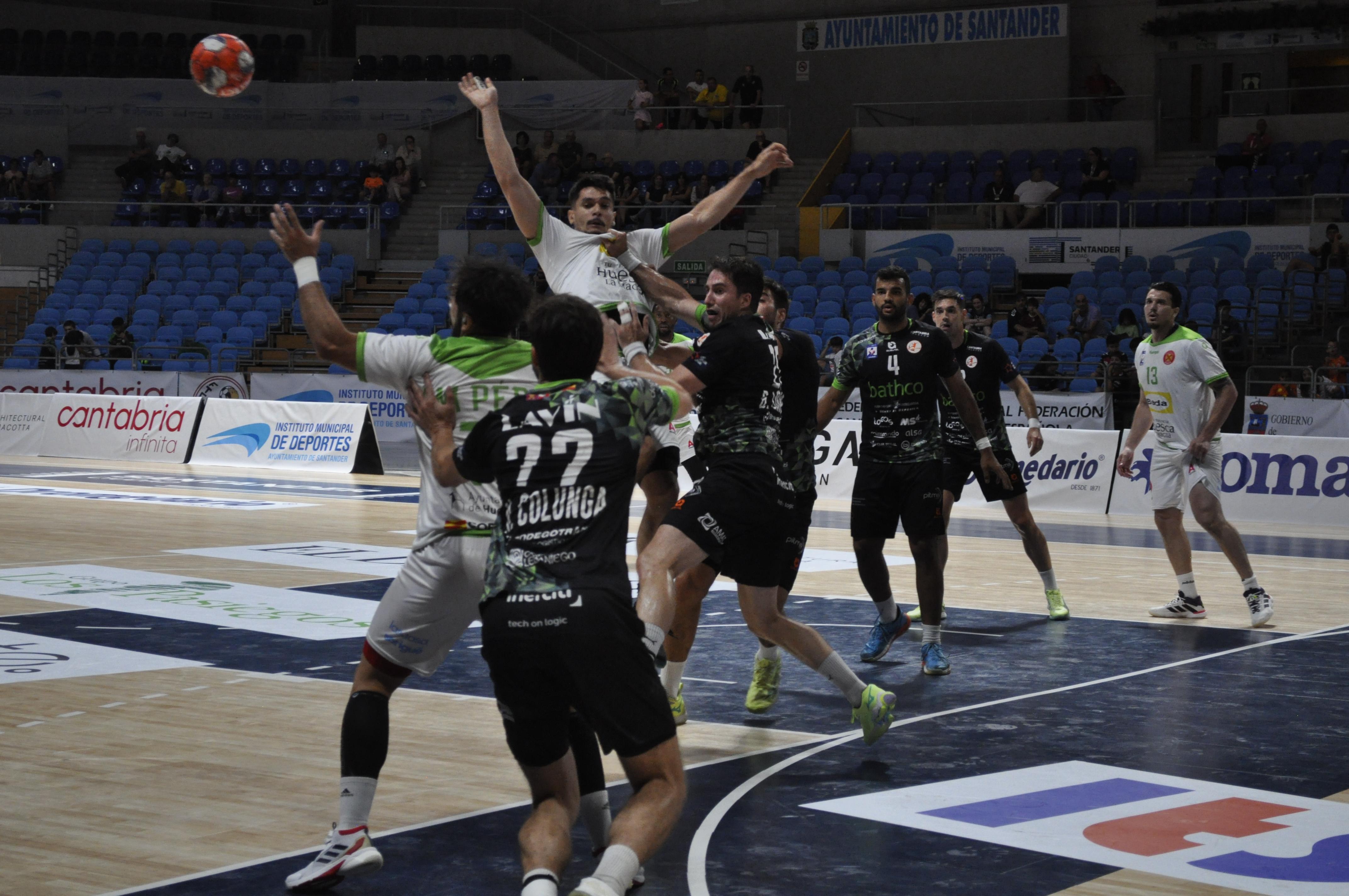 Bada Huesca perdía el primer partido del Torneo Ciudad de Santander ante el BM Torrelavega