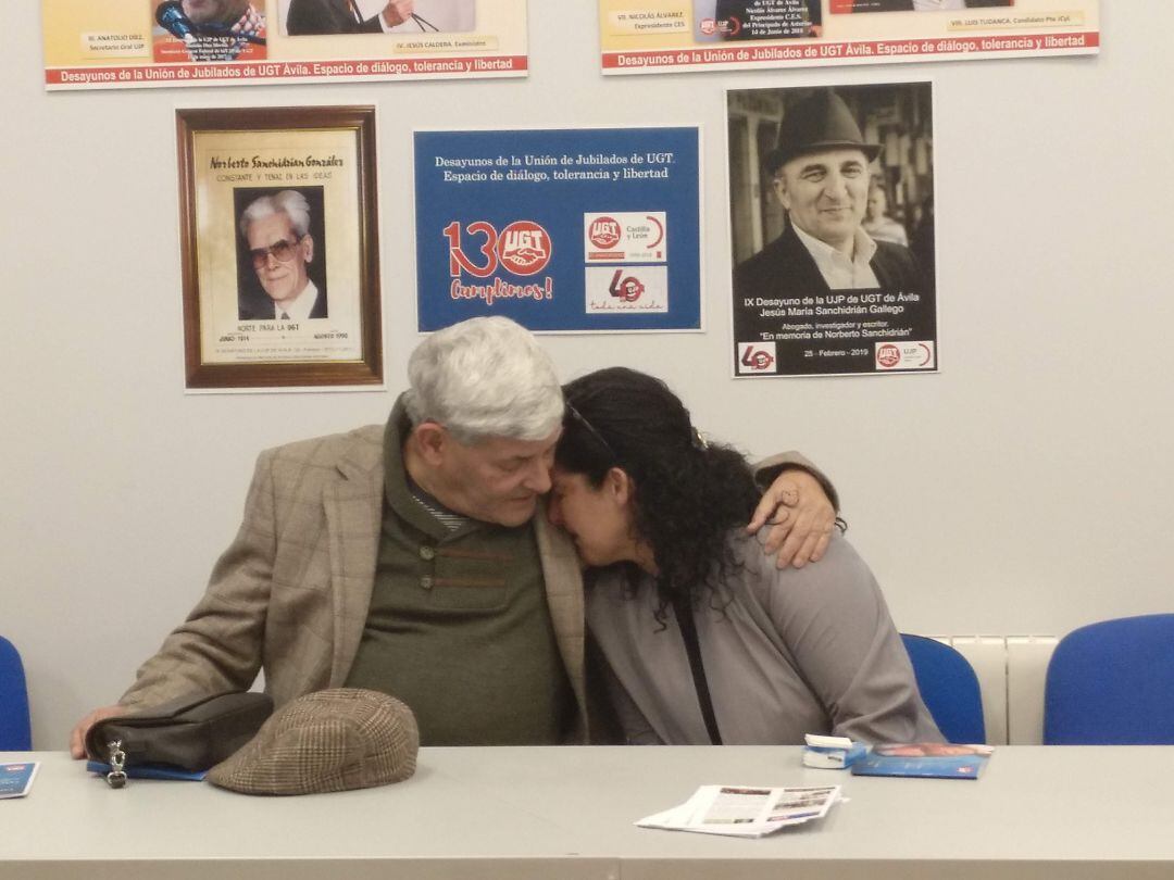 Isacio Sanchidrián, hijo de Norberto, consuela a la nieta del histórico sindicalista