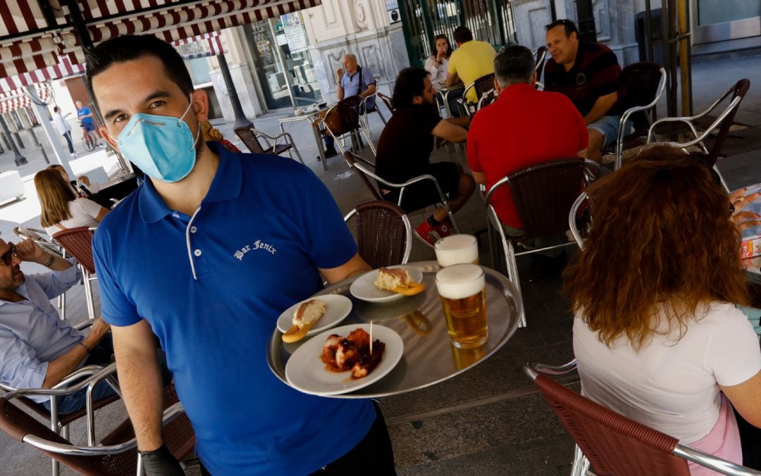 Clientes en las terrazas de los bares de la Plaza de las Flores en Murcia