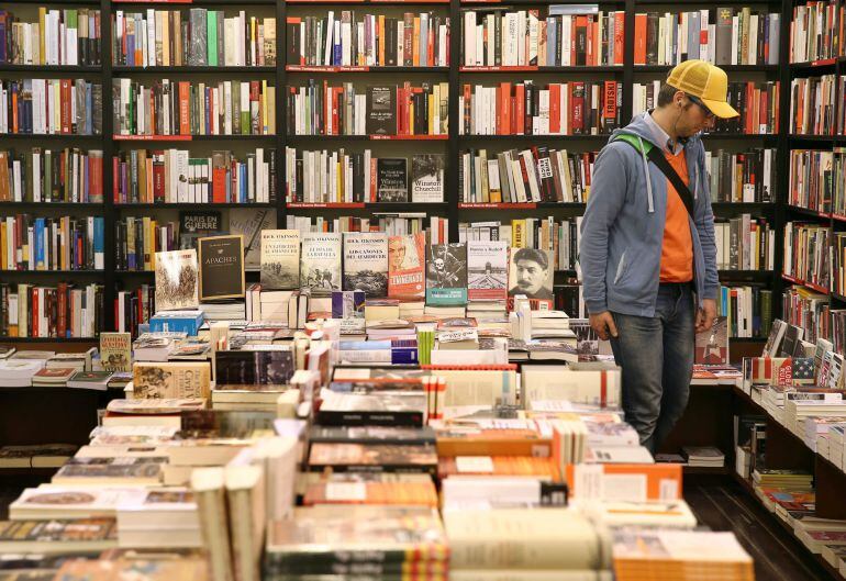 GRA149. BARCELONA, 28/11/2014.- Una persona observa los libros hoy en la librería La Central de Barcelona, en el Día Internacional de las Librerías. EFE/Toni Albir