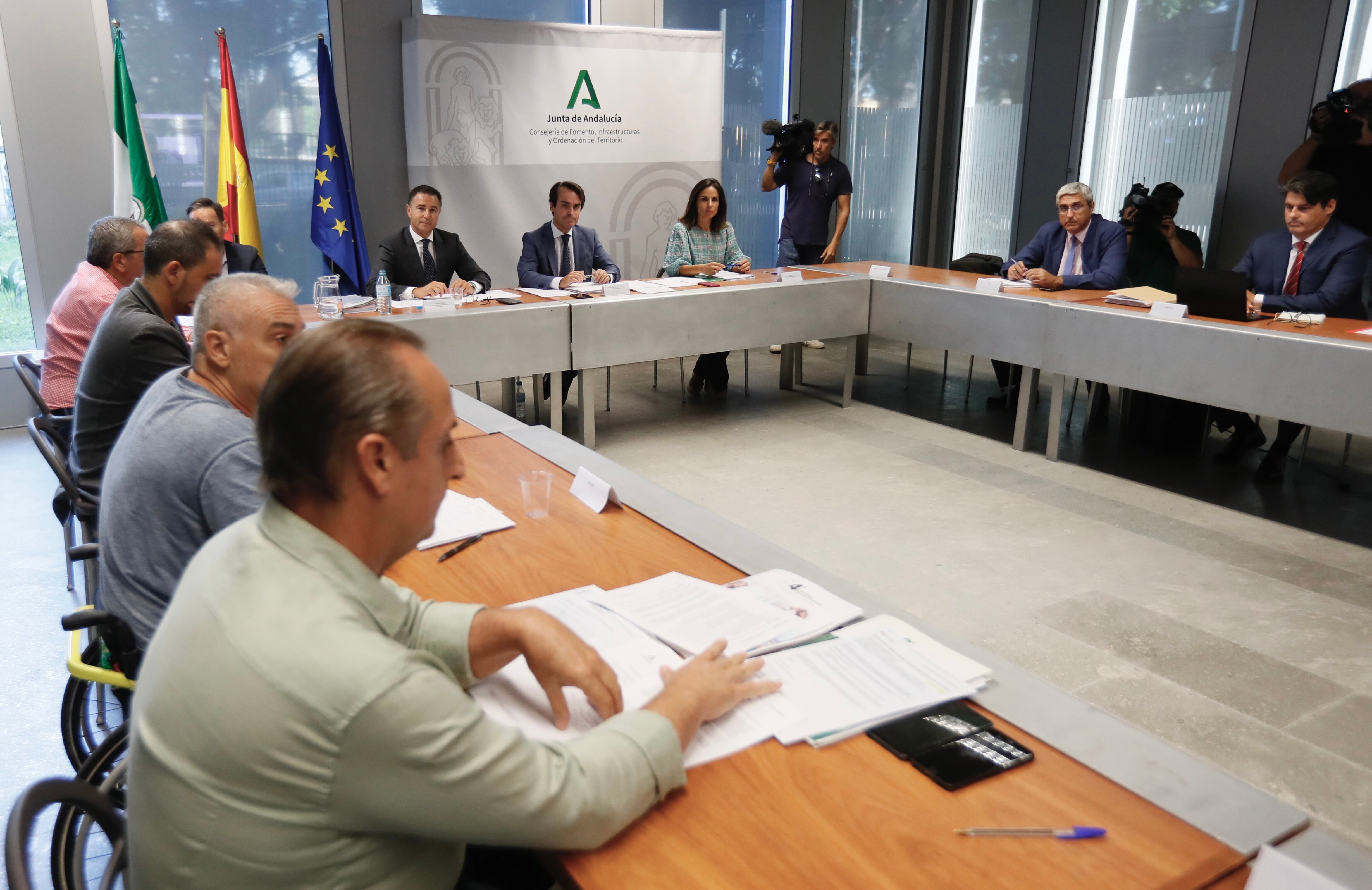 GRAFAND3509. SEVILLA, 26/09/2022.-El Consejo Andaluz del Taxi celebra una reunión para negociar el decreto que regulará los vehículos de transporte con conductor (VTC), después de las protestas y los paros de los taxistas en protesta por la regulación que prepara la Junta de Andalucía. EFE/José Manuel Vidal